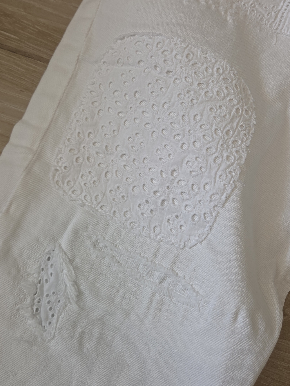 White Embroidered Eyelet Patchwork Jean VERY RARE - Picture 3 of 7